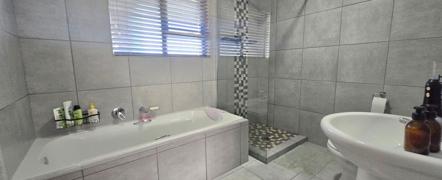 4 Bedroom Property for Sale in Kleinbaai Western Cape